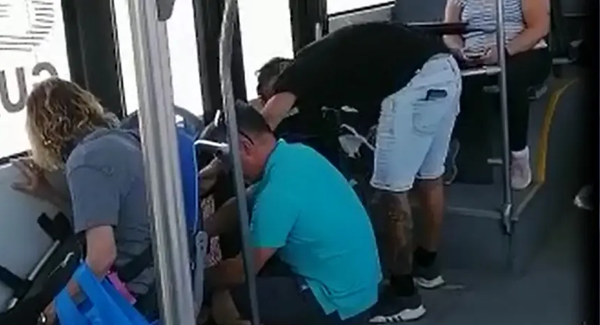 Imagen del pasajero y el chófer cerrando la puerta de la guagua.