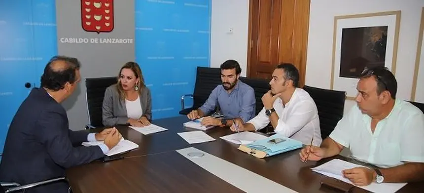 Imagen de la presidenta con sus compañeros que forman parte del Consorcio del Agua