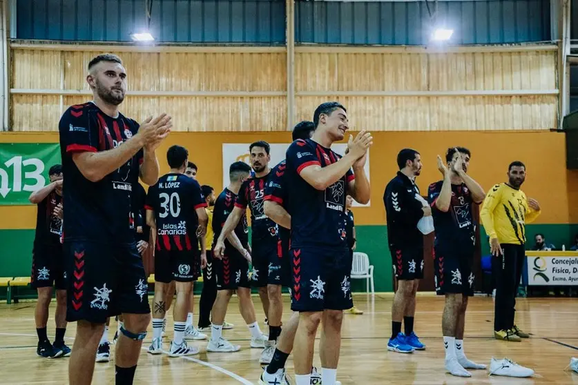 Jugadores del LandBit Lanzarote tras ganar el choque.