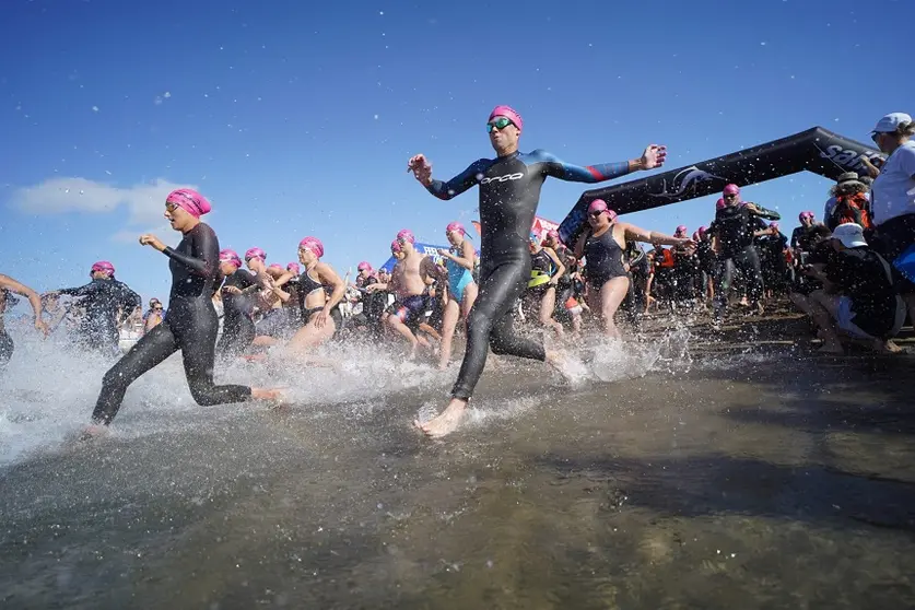 Participantes del Sailfish Lanzarote Open Water entrando en el agua.