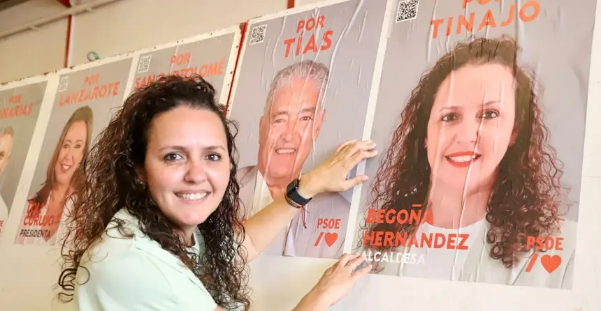 Begoña Hernández pegando su propio cartel.