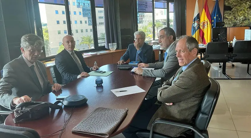 Imagen de la reunión con la presencia del decano del Colegio de Abogados de Lanzarote.