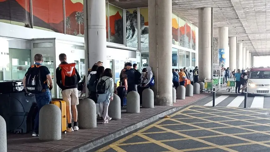 Imagen de archivo de colas en el aeropuerto esperando un taxi.