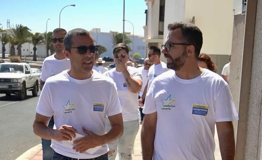 José Montelongo y Echedey Eugenio repartiendo propaganda por Arrecife.