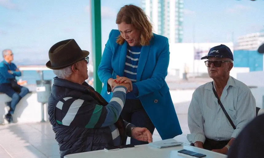 Astrid Pérez junto a los mayores de la capital.