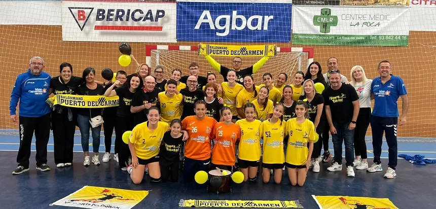 Jugadoras del CB Puerto del Carmen celebrando su pase a la siguiente fase.