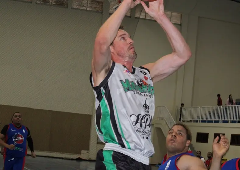Jugador del Maramajo cogiendo un rebote en su partido contra los Titanes.