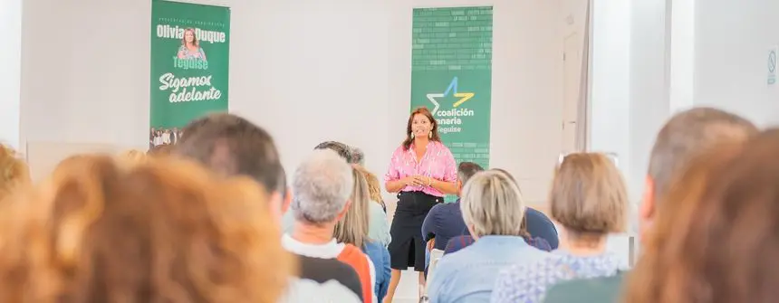 Olivia Duque en un acto de campaña en Costa Teguise.