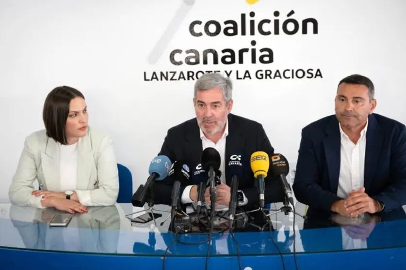 Fernando Clavijo junto a Migdalia Machín y Oswaldo Betancort.