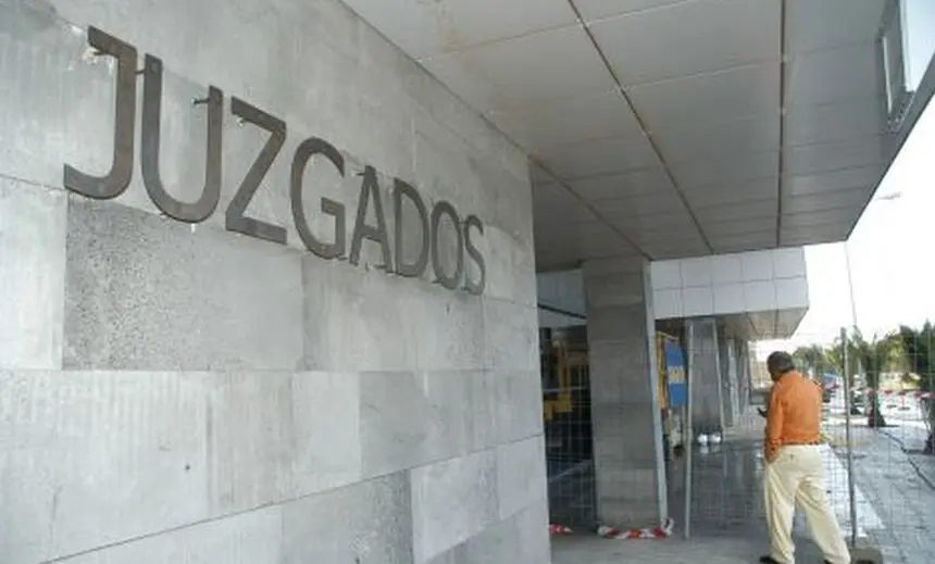 Entrada a los Juzgados de Arrecife.