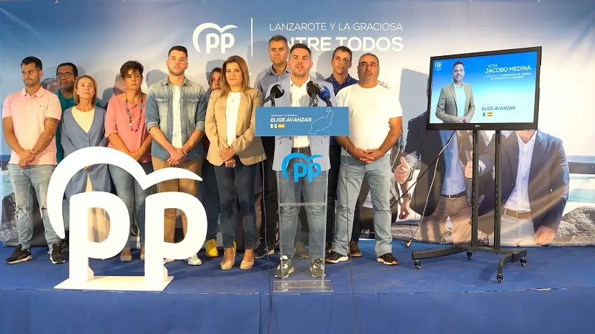 Jacobo Medina junto a los componentes de la lista del PP al Cabildo.