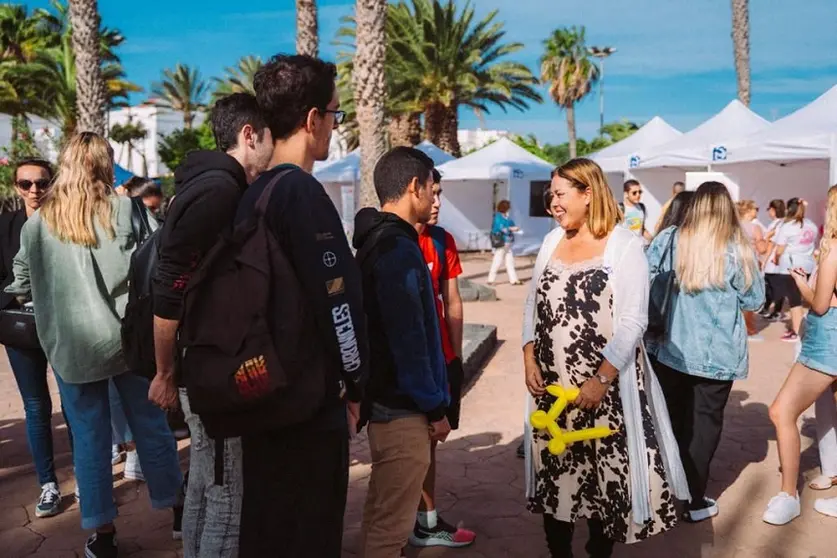 Astrid Pérez junto a jóvenes del municipio.