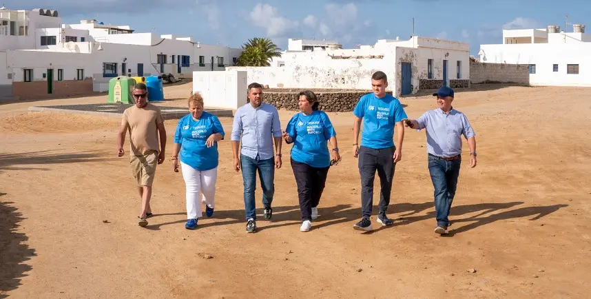 Jacobo Medina junto a Pacho Hernández y Rita Hernández en La Graciosa.