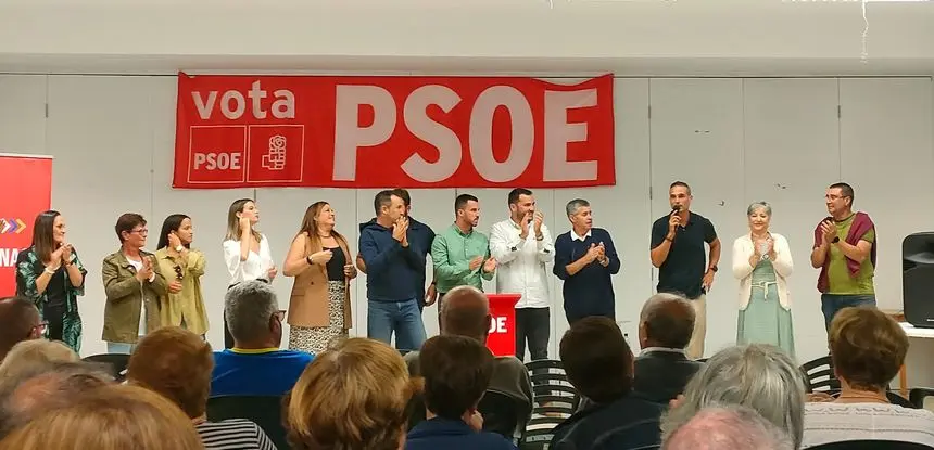 Imagen del equipo con el que se presenta Alfredo Villalba en Haría durante la presentación de este jueves en Punta Mujeres.