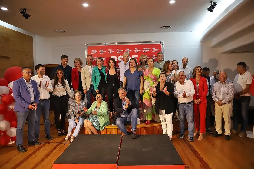 José Juan Cruz junto a otros representantes del PSOE.