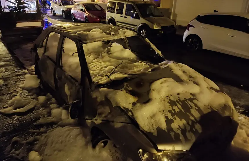 Imagen del coche tras la actuación de los bomberos.