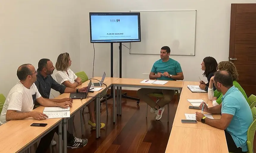 Benjamin Perdomo con la Comisión de Igualdad de los Centros Turísticos.