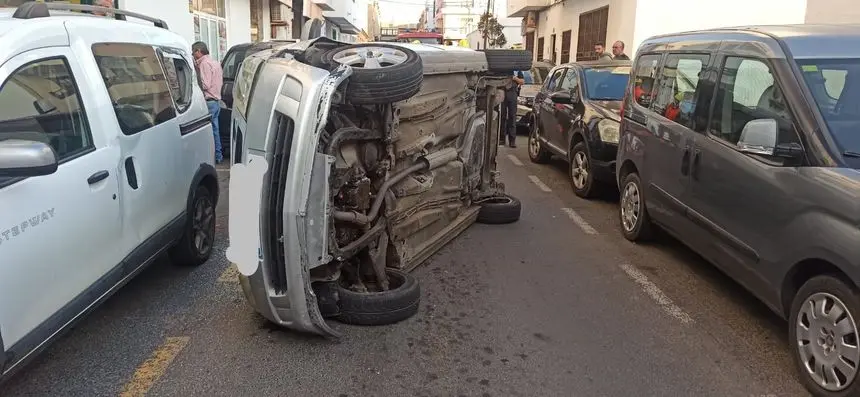 Imagen de cómo quedó el vehículo tras el vuelco