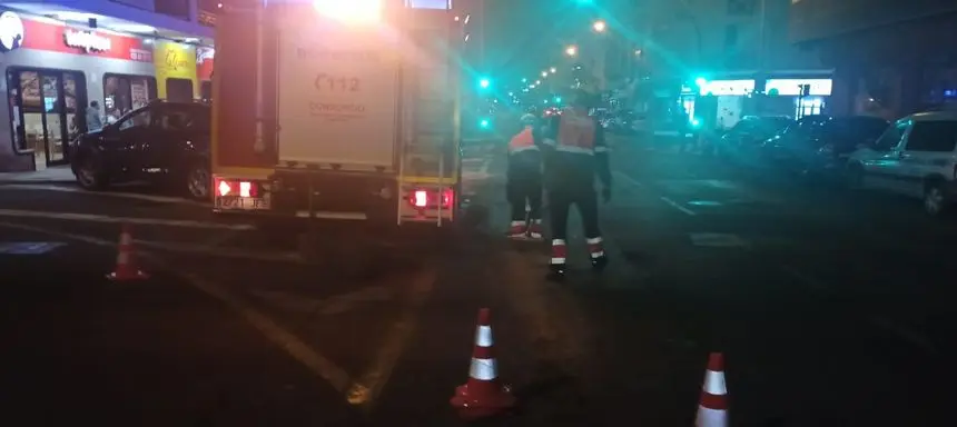 Imagen de la actuación de los bomberos para eliminar el vertido