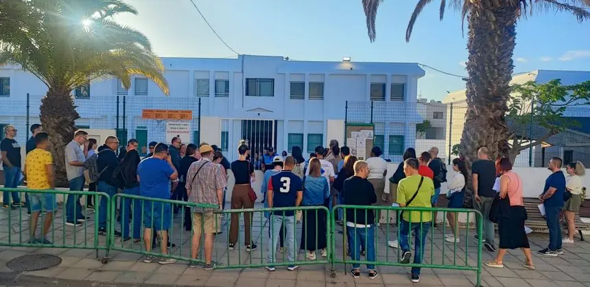 Imagen de la Policía Local de Arrecife llamando este domingo a primera hora a las personas que tienen que conformar las mesas en un colegio de Argana