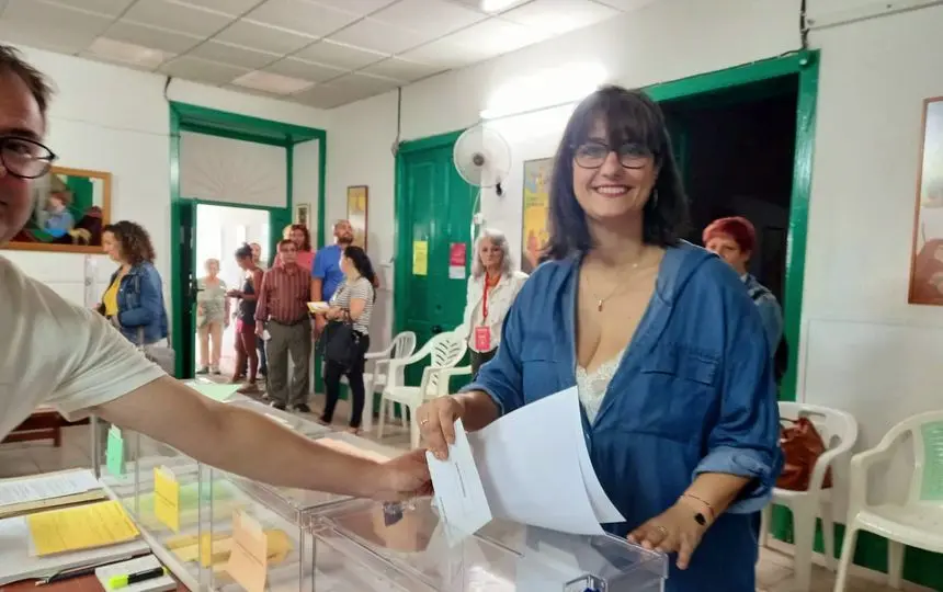 Leticia Padilla votando en Arrecife