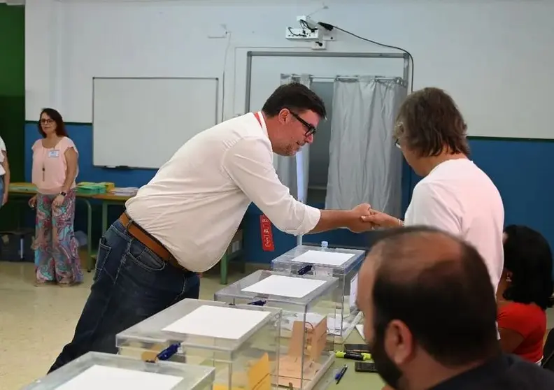 Isidro Pérez votando en su colegio de San Bartolomé