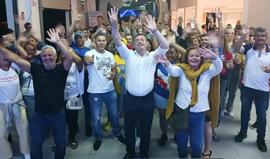 Óscar Noda junto al resto de componentes de UPY celebrando los resultados.