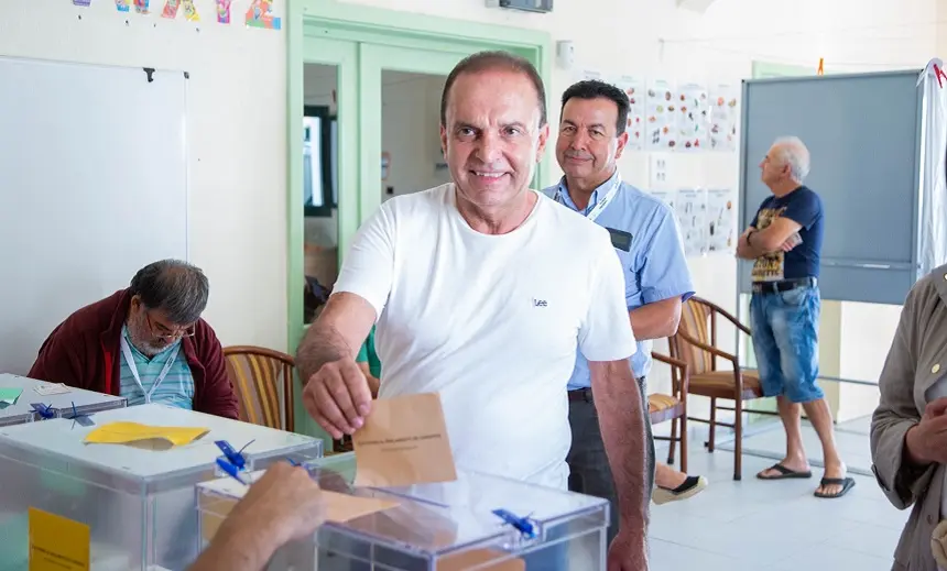 Jesús Machín votando en un colegio electoral de Tinajo.