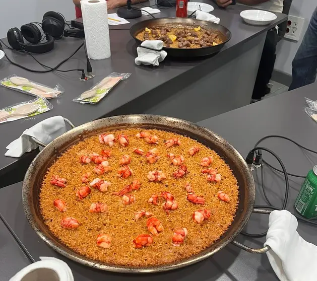 Imagen de las dos espectaculares paellas que el restaurante preparó para el personal de Crónicas Radio.