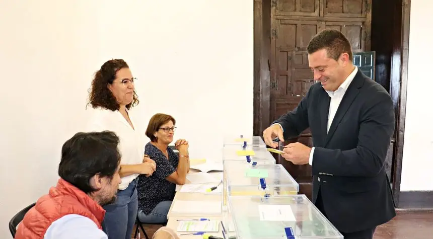 Óscar Noda acudiendo a votar este domingo