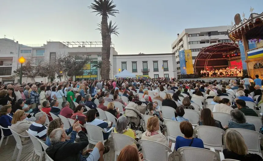 Actuación de los Sabandeños en el Día de Canarias