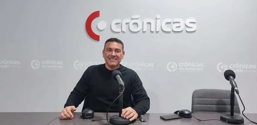 Oswaldo Betancort en el estudio de Crónicas Radio.