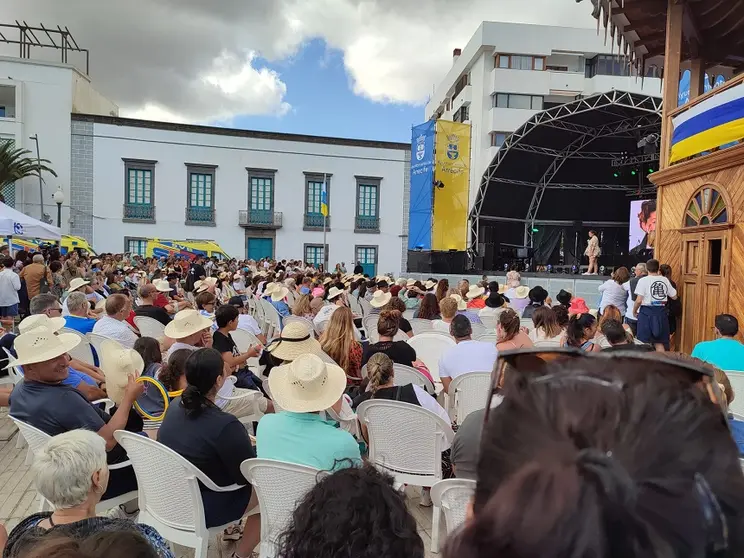 Asistentes disfrutando de la actuación de Omayra Cazorla.