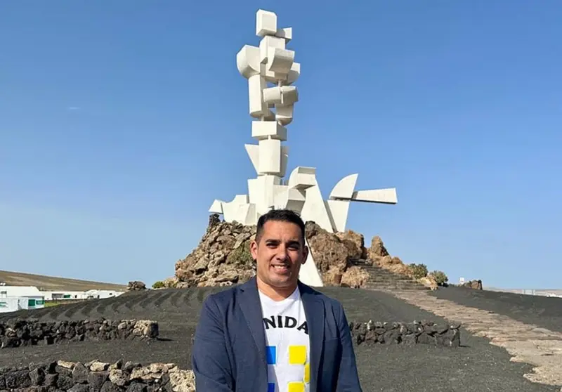 Yoné Caraballo junto al Monumento al Campesino.