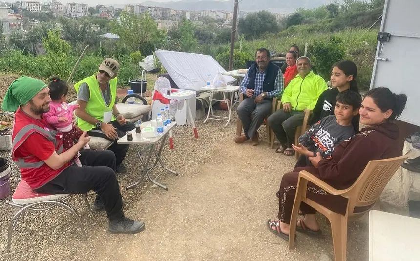 Quintana con familia afectada por el terremoto