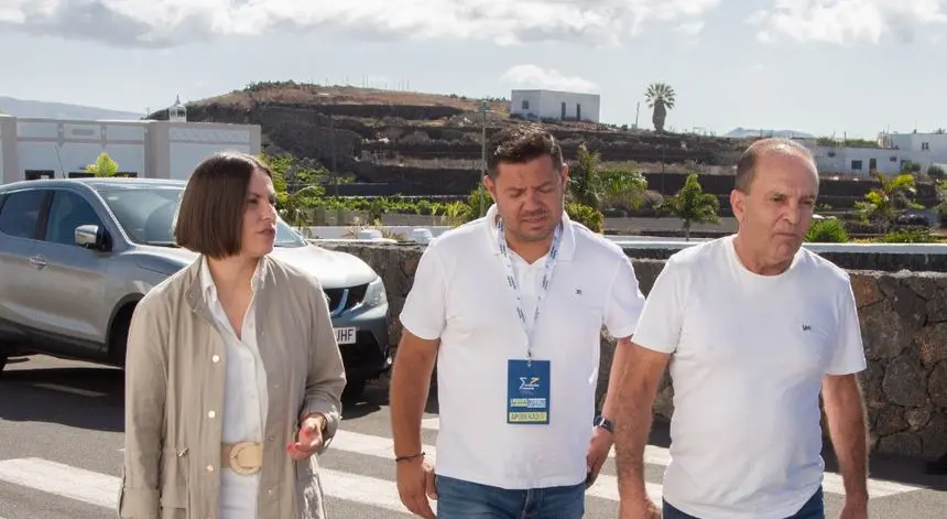 Jesús Machín acudiendo a votar en Tinajo.