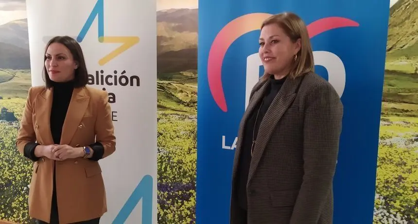 Migdalia Machín y Astrid Pérez el día que presentaron su último acuerdo de gobierno en Arrecife.