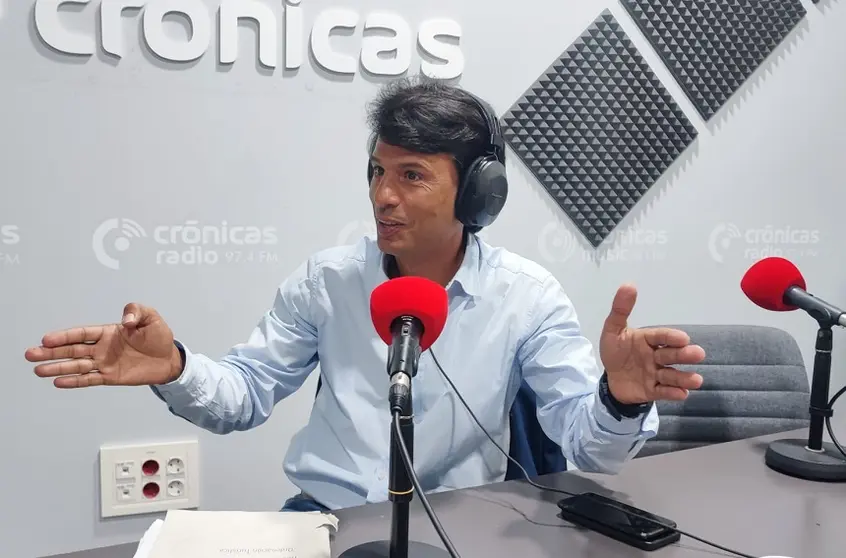 Marcos Bergaz en los estudios de Crónicas Radio.