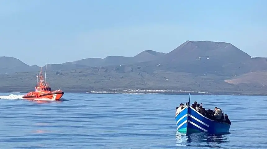 Imagen de archivo de otra patera rescatada por Salvamento Marítimo en las costas de Lanzarote.