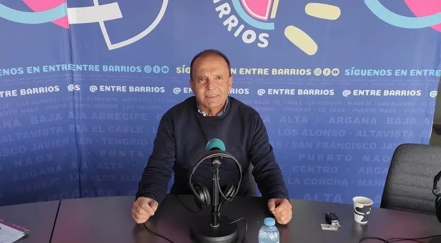 Jesús Machín en el estudio del programa Entre Barrios de Crónicas Radio.