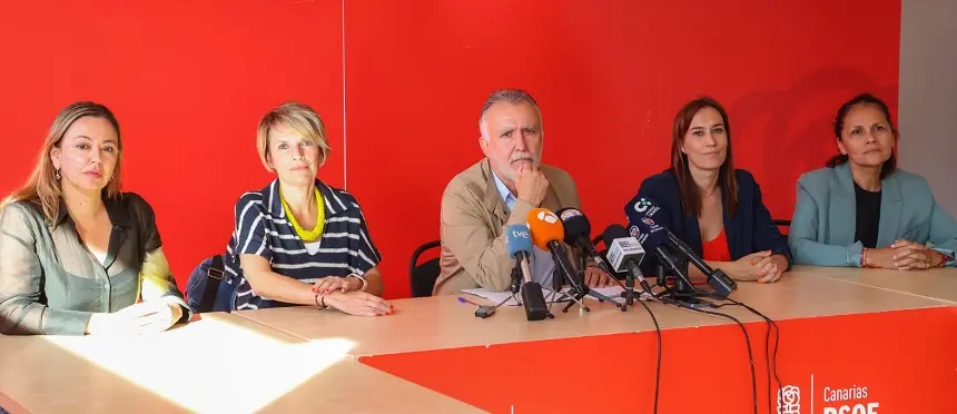 Imagen de Torres con diferentes representantes del PSOE canario.