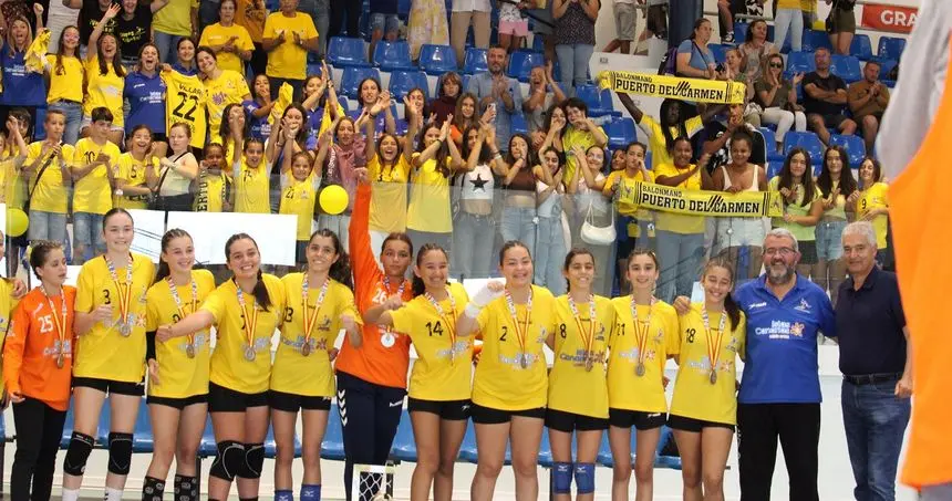 Imagen del éxito de las jugadoras del Puerto del Carmen con el alcalde de Tías.