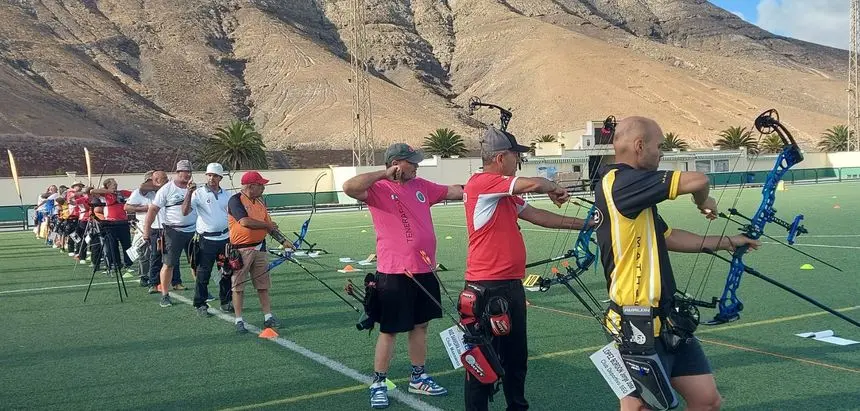 Imagen de la gente que está participando en la actividad en el campo de fútbol de Yaiza.