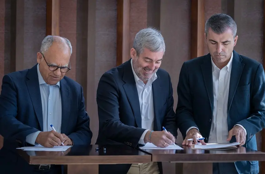 Casimiro Curbelo, Fernando Clavijo y Manuel Domínguez durante la firma del acuerdo.