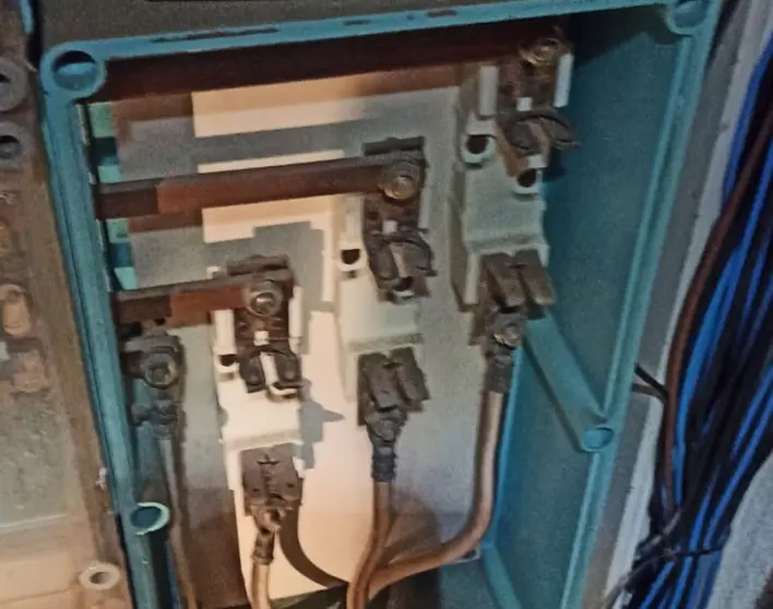 Cuadro eléctrico ubicado en el lugar donde falleció una persona electrocutada.