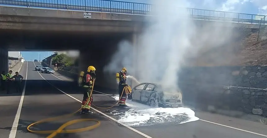 Imagen del momento en el que los bomberos controlaron el incendio