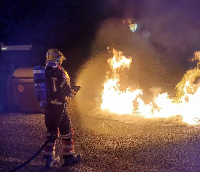 Uno de los bomberos empleándose a fondo en el incendio