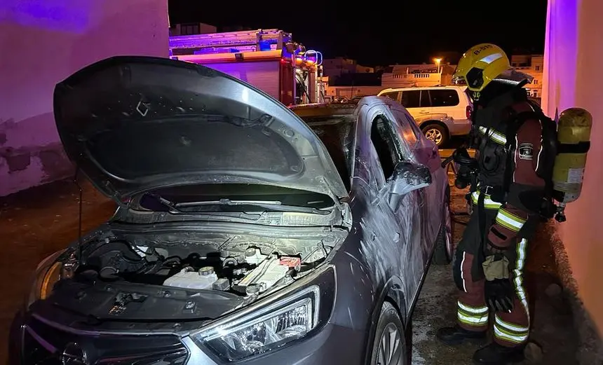 La rápida intervención de los bomberos impidió que el vehículo quedara totalmente calcinado