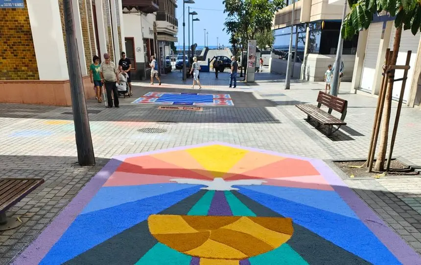 La gente que pasó este fin de semana por la Calle Real pudo disfrutar de las tradicionales alfombras de sal