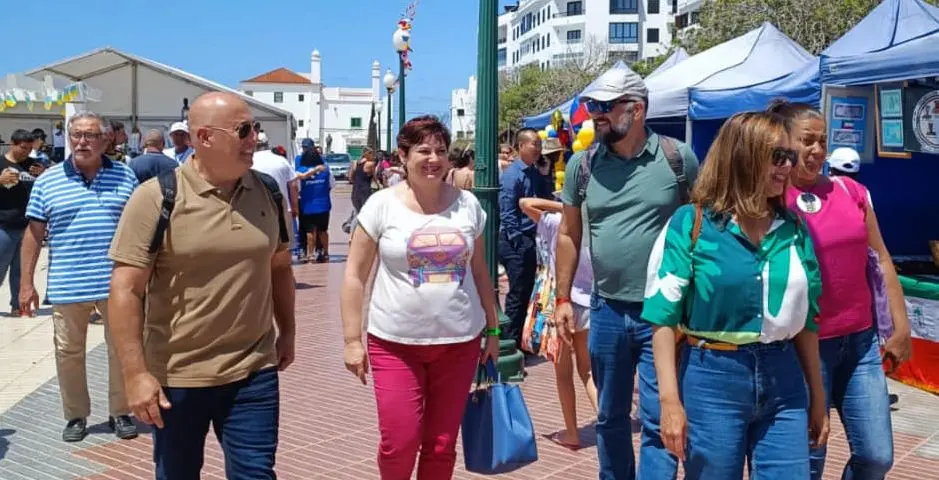 Carlos Alférez con María Dolores Corujo en uno de los muchos actos a los que fueron juntos en la capital.